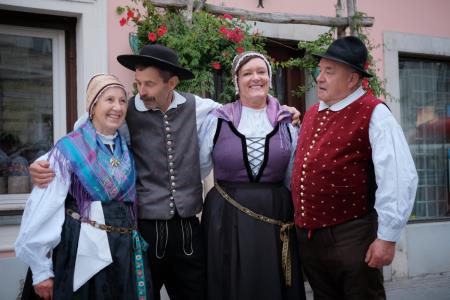 Presenetljiv odziv ob prvem dnevu praznovanja 50. Dnevov narodnih noš in oblačilne dediščine v Kamniku (40)